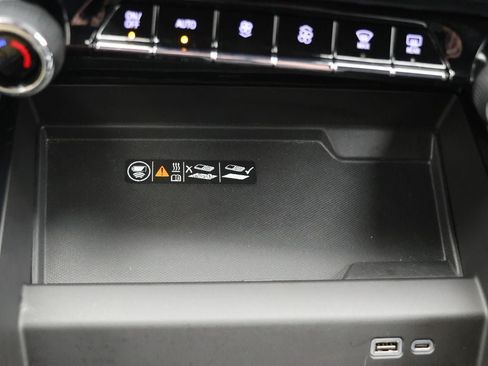 Used 2025 Chevrolet Suburban Z71 AWD/4WD image 24
