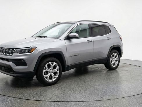Used 2025 Jeep Compass Latitude AWD/4WD image 3