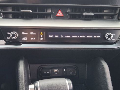 Used 2025 Kia Sportage EX FWD image 17