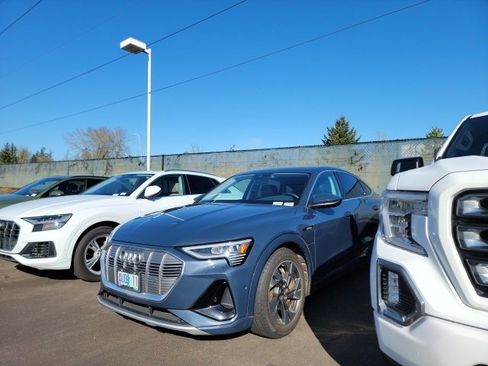 Used 2022 Audi e-tron Premium Plus w/ Premium Plus Package image 4