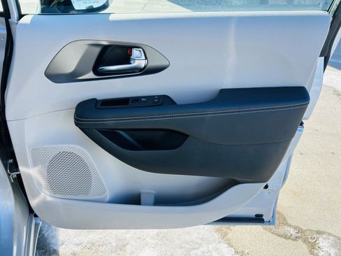 Used 2024 Chrysler Pacifica Touring-L image 32