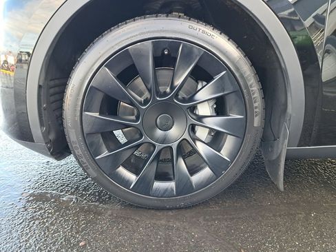 Used 2023 Tesla Model Y Long Range image 10