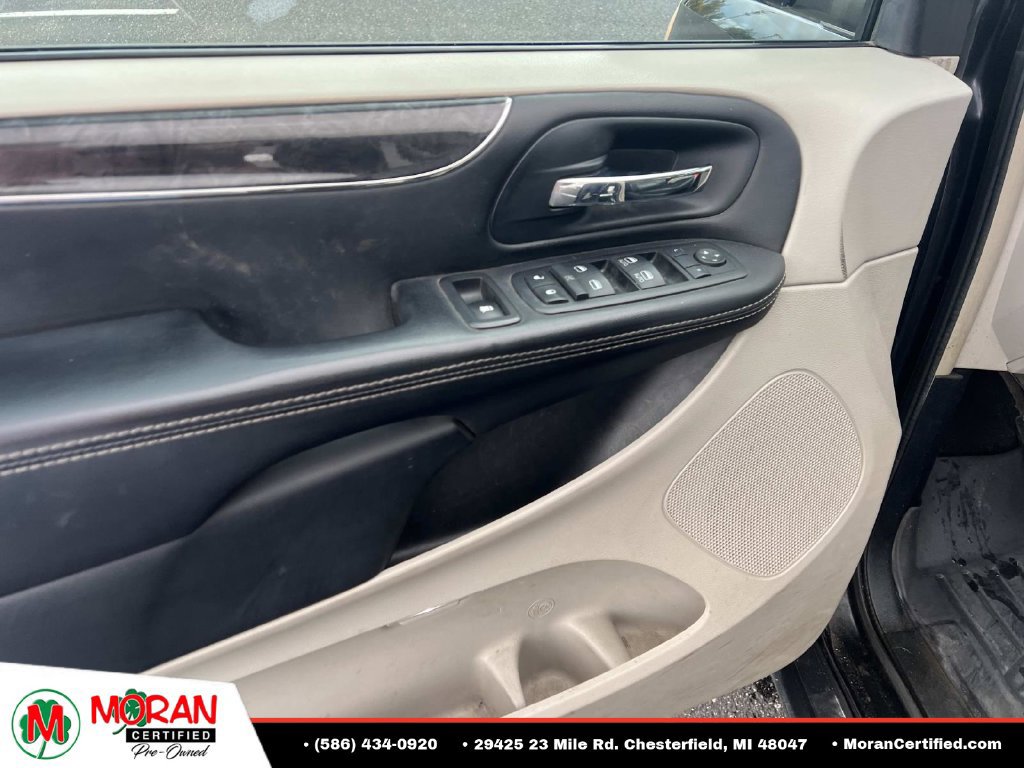 Used 2014 Chrysler Town & Country Touring-L FWD image 14