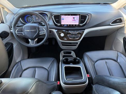 Certified 2023 Chrysler Pacifica Touring-L FWD image 25