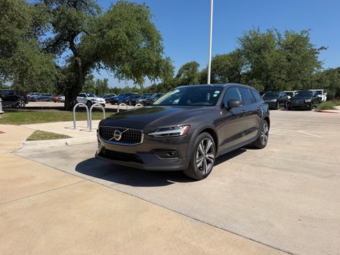 Certified 2025 Volvo V60 B5 Cross Country Plus AWD/4WD image 2