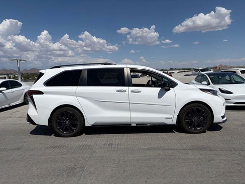 Used 2021 Toyota Sienna XSE w/ Protection Package (TMS) FWD image 3