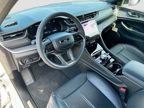 Used 2025 Jeep Grand Cherokee Overland AWD/4WD image 10