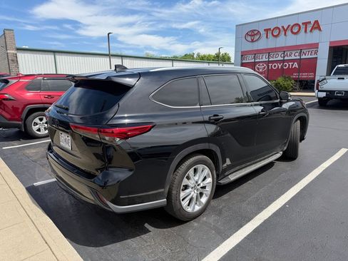 Used 2021 Toyota Highlander Limited image 4