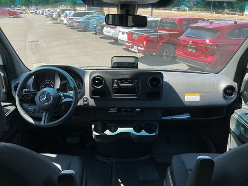 Used 2025 Mercedes-Benz Sprinter 2500 image 22