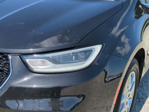 Used 2023 Chrysler Pacifica Touring-L FWD image 6