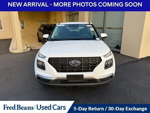 Certified 2024 Hyundai Venue SE image 2
