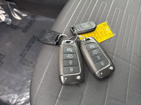 Used 2024 Hyundai Santa Cruz SE AWD/4WD image 32