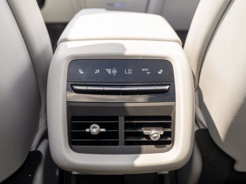 Used 2024 Cadillac Lyriq Luxury RWD image 11