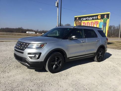 Used 2016 Ford Explorer XLT w/ Equipment Group 202A image 7