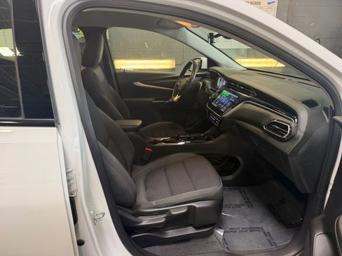 Used 2022 Chevrolet Bolt EUV LT w/ Comfort Package FWD image 19