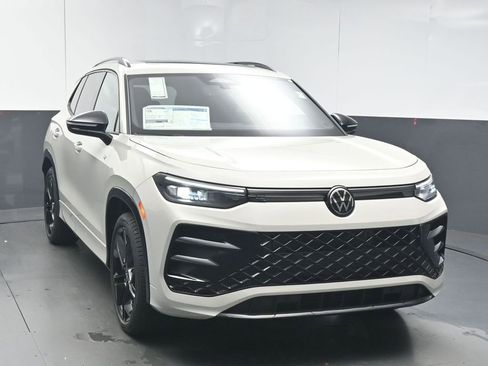 New 2026 Volkswagen Tiguan SE R-Line image 2