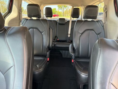Used 2023 Chrysler Pacifica Touring-L FWD image 23
