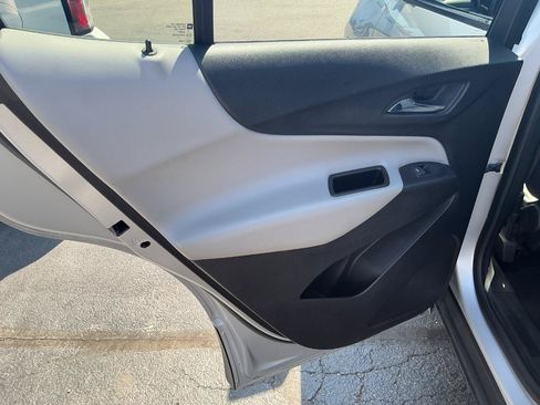 Used 2018 Chevrolet Equinox LS FWD image 16