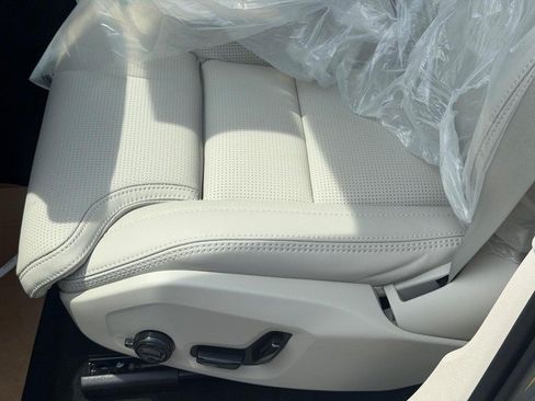 New 2026 Volvo XC60 B5 Ultra w/ Protection Package Premier AWD/4WD image 13