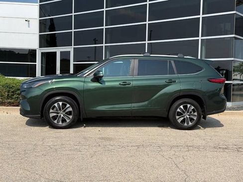 Used 2023 Toyota Highlander XLE AWD/4WD image 6