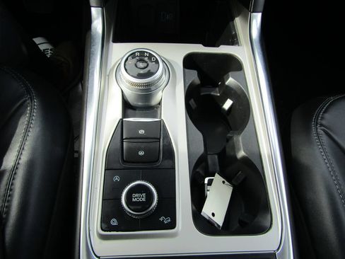 Used 2023 Ford Explorer XLT w/ Equipment Group 202A AWD/4WD image 18
