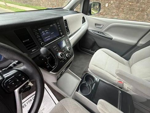 Used 2018 Toyota Sienna LE image 16