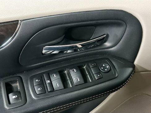 Used 2016 Chrysler Town & Country Touring-L w/ Driver Convenience Group image 18