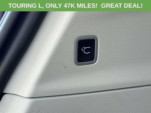 Used 2024 Chrysler Pacifica Touring-L FWD image 10