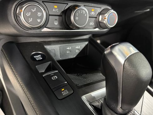 Used 2025 Nissan Kicks SV AWD/4WD image 27