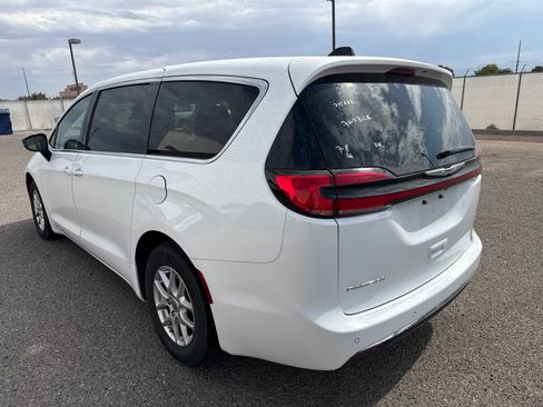 Used 2024 Chrysler Pacifica Touring-L FWD image 3
