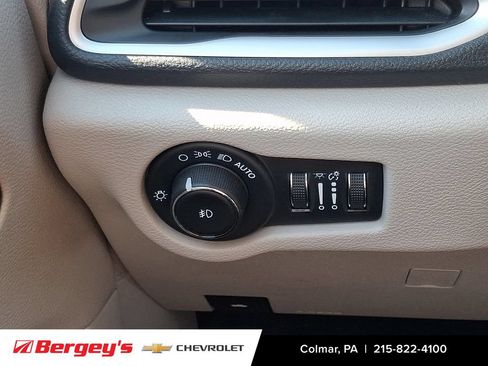 Used 2023 Chrysler Pacifica Touring-L FWD image 24