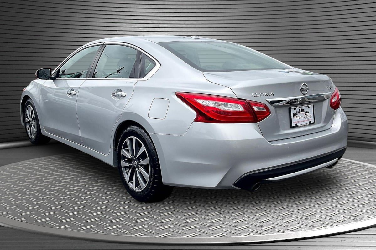 Used 2017 Nissan Altima 2.5 SV w/ Convenience Package FWD image 4