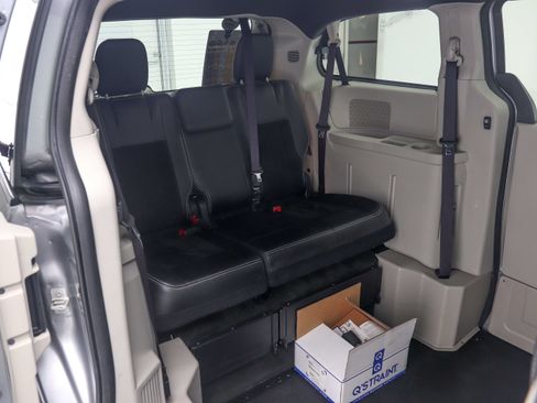 Used 2016 Dodge Grand Caravan SXT FWD image 18