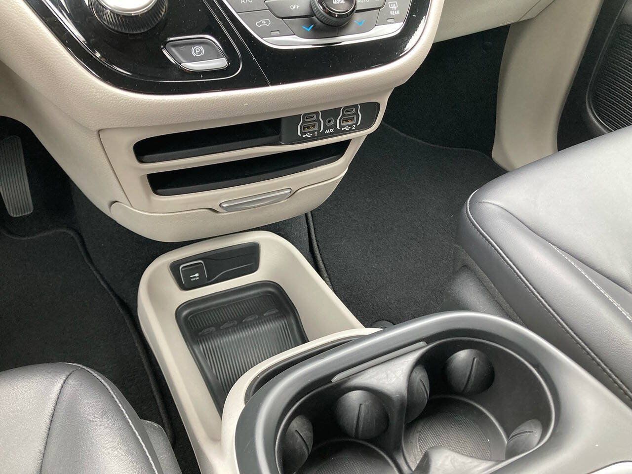 Used 2024 Chrysler Pacifica Touring-L FWD image 29