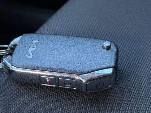 Used 2025 Kia Sportage LX image 18