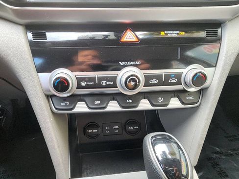 Used 2020 Hyundai Elantra SE FWD image 16