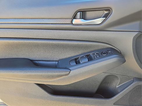 Used 2024 Nissan Altima 2.5 SV image 22