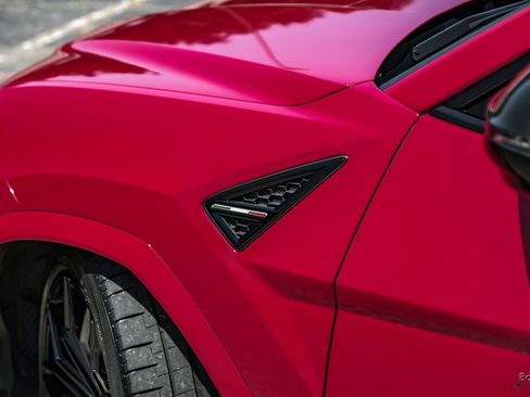 Used 2025 Lamborghini Urus SE AWD/4WD image 35