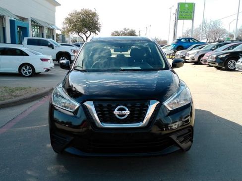 Used 2018 Nissan Kicks SV image 2