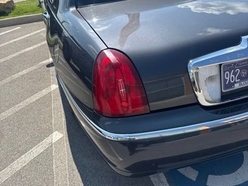 Used 1998 Lincoln Town Car Signature RWD image 18