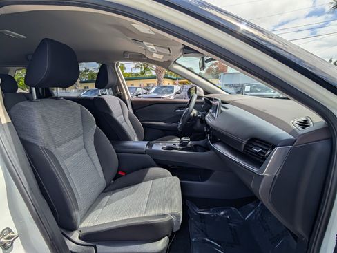 Used 2021 Nissan Rogue SV image 16