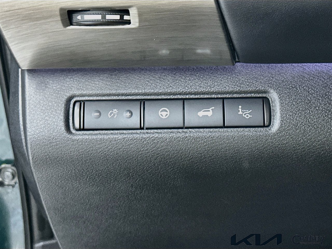 Used 2024 Nissan Pathfinder Platinum w/ Black Appearance Package FWD image 10
