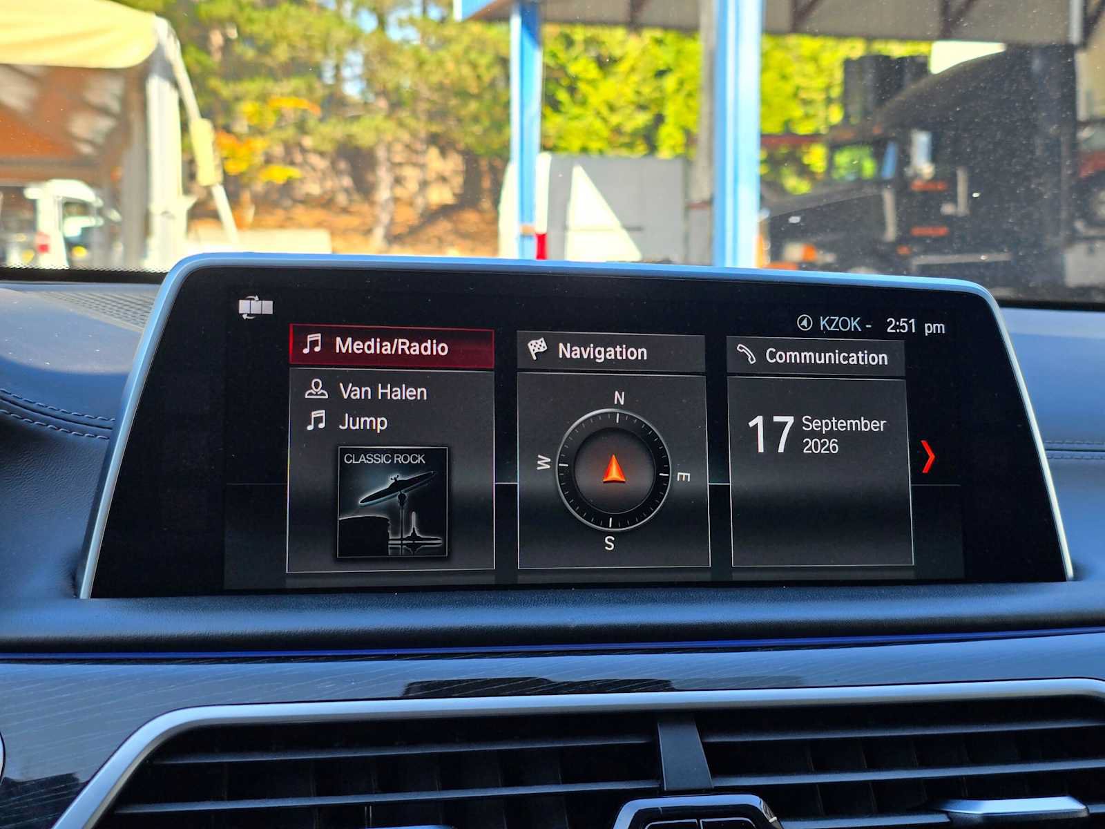 Used 2018 BMW 750i RWD image 26