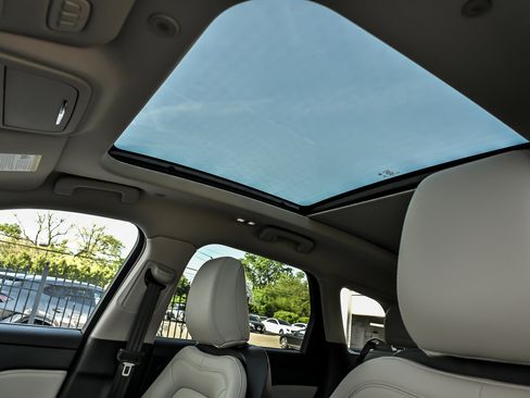 Used 2025 Lincoln Corsair Reserve AWD/4WD image 29