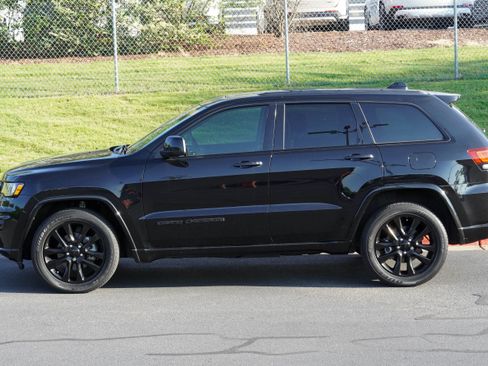 Used 2019 Jeep Grand Cherokee Altitude AWD/4WD image 6