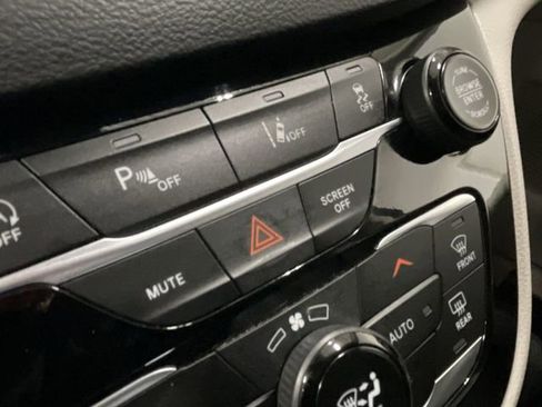 Used 2024 Chrysler Pacifica Touring-L FWD image 31