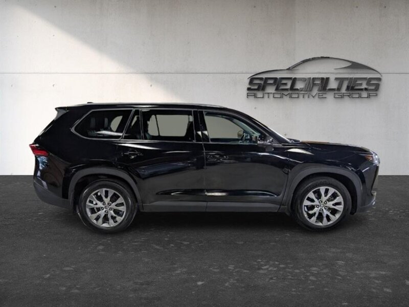 Used 2024 Toyota Grand Highlander AWD image 11