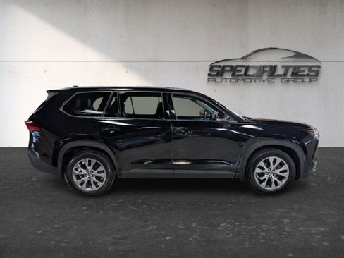 Used 2024 Toyota Grand Highlander AWD image 11