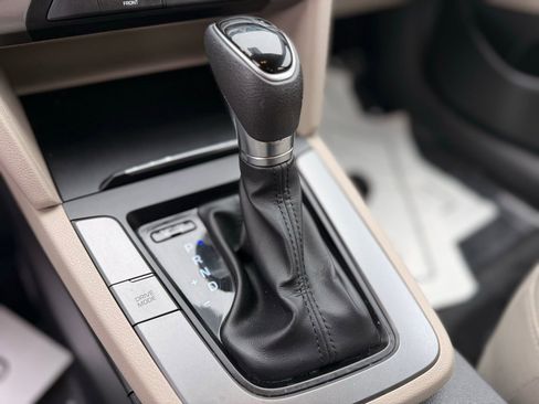 Used 2017 Hyundai Elantra SE image 22