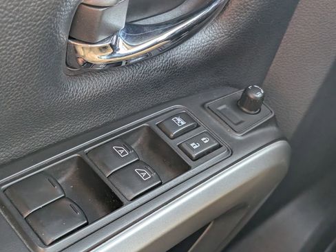 Used 2018 Nissan Titan SV image 12